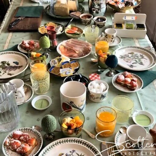 Frukost efter övernattning på De Paasloerhof i Giethoorn