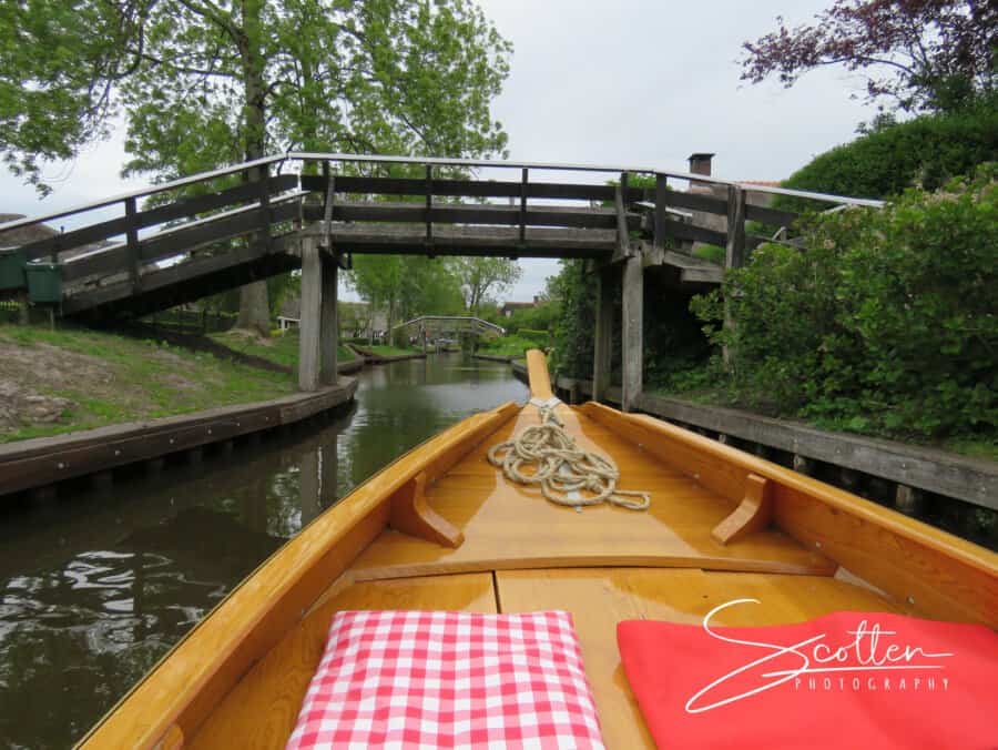 Very nice boat trip with electric boat on canals in Giethoorn