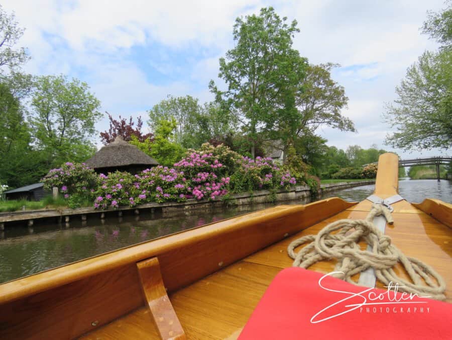 Very nice boat trip with electric boat on canals in Giethoorn