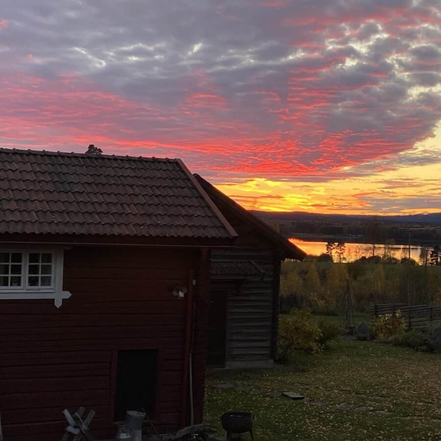 Intensiv solnedgång över Ekens Gård och Västra Rönnäs