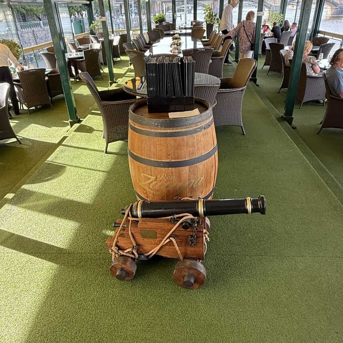 Botel Admiral utomhus restaurang