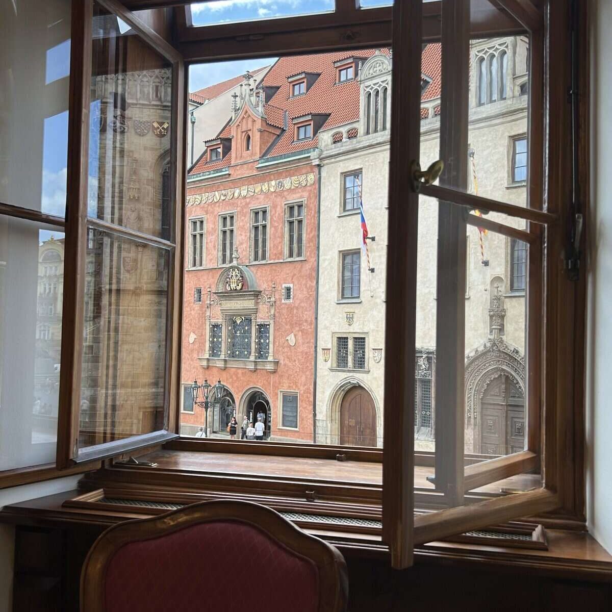 Utsikt mot astronomiska uret från Café Mozart