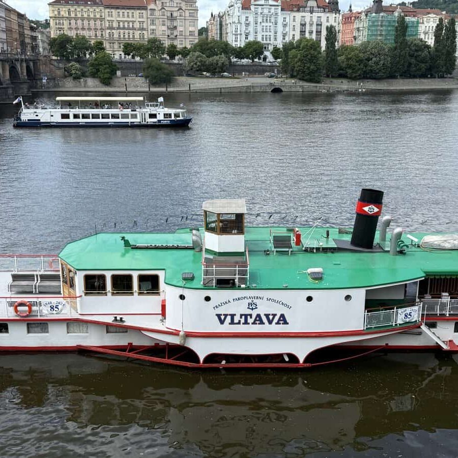 Båten Vltava på floden Vltava