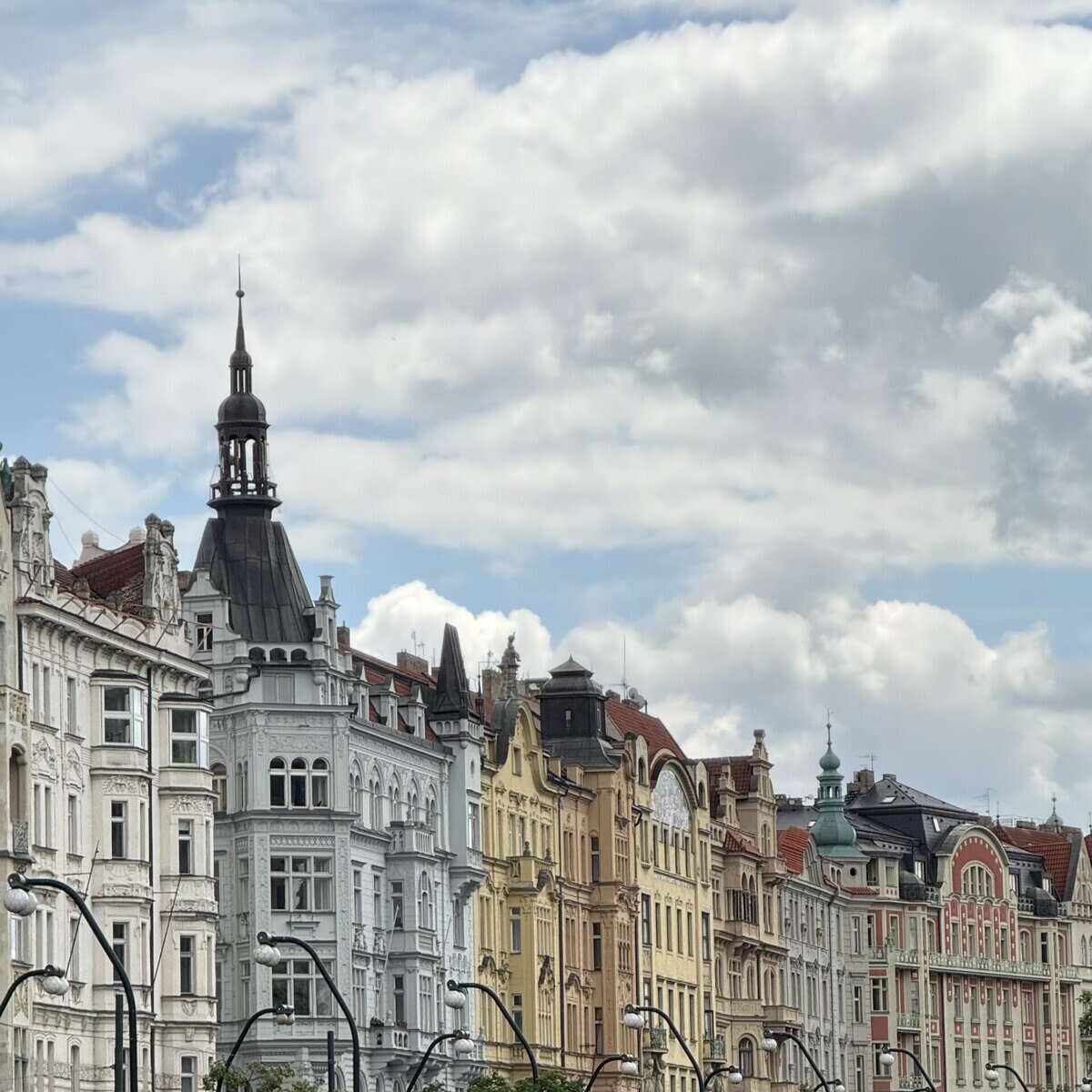 Vackra gamla byggnader i Prag