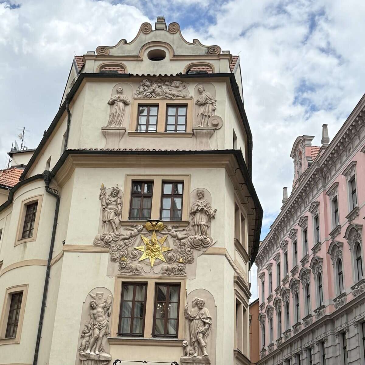 Vackra husfasader i Prag